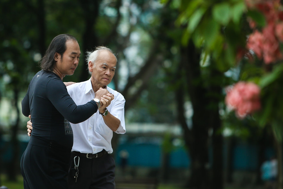 Người Sài Gòn đắp chăn ngủ ngoài đường trong giá lạnh